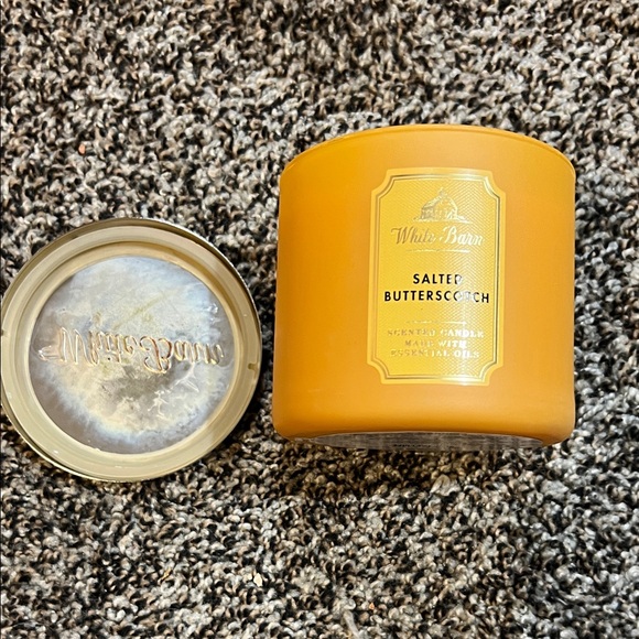 White Barn Salted Butterscotch Candle - Warm Gold - Picture 1 of 4